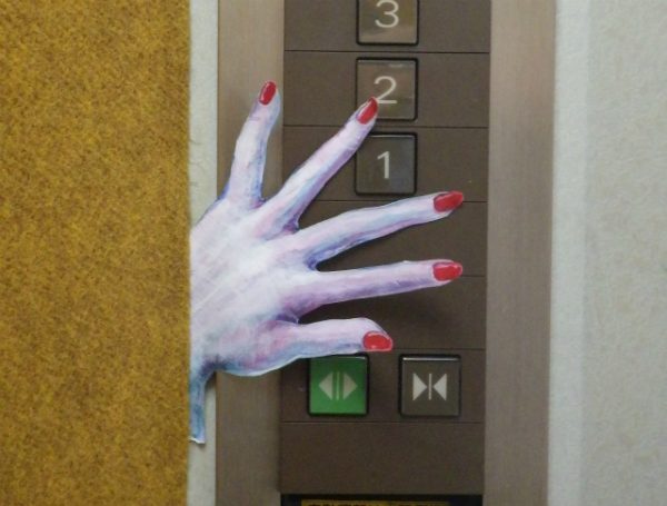 エレベーターに潜むもの・・・サムネイル