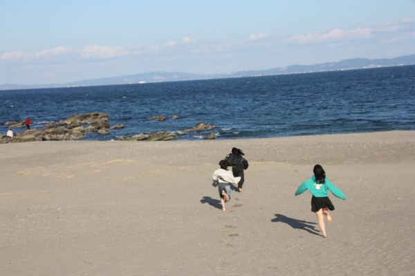 春の海岸でサンドアート⁉サムネイル